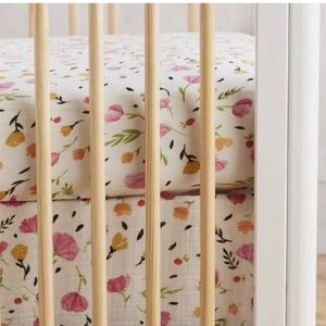 NWOT Anthropologie Little Unicorn Muslin Berry & Blossom Crib Skirt Z401-17